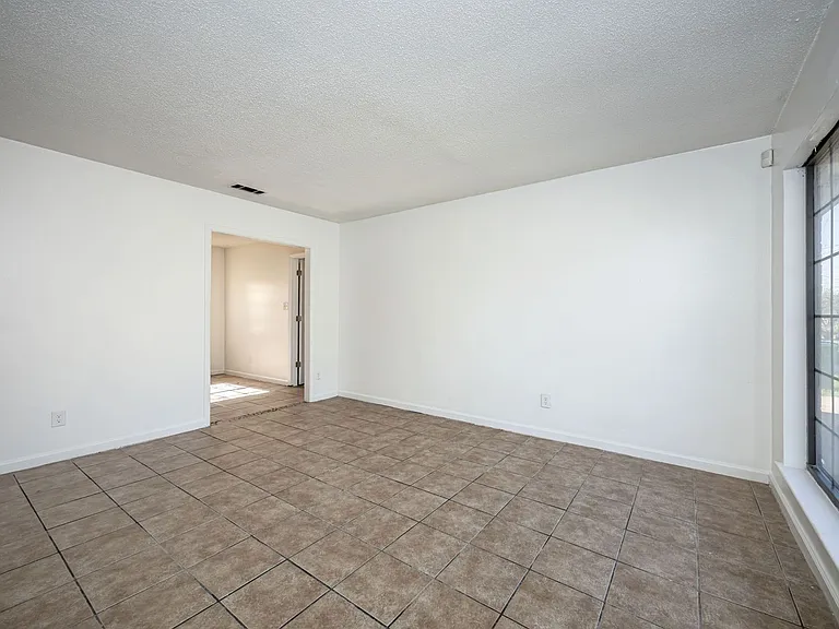 5612 Rose Dr — Photo 3