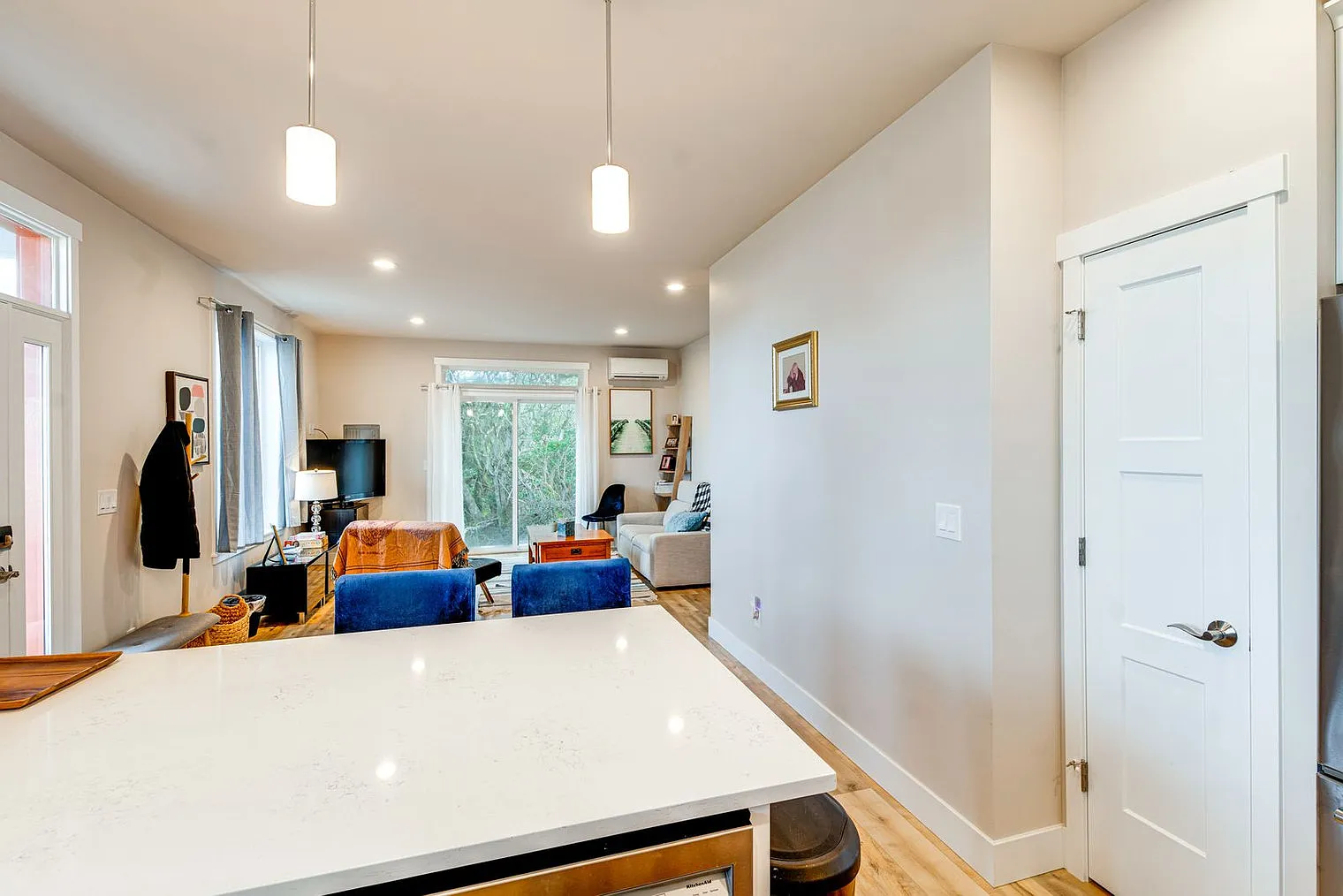2 bed, 1.0 bath, 871 sqft, $2,336 — Photo 4