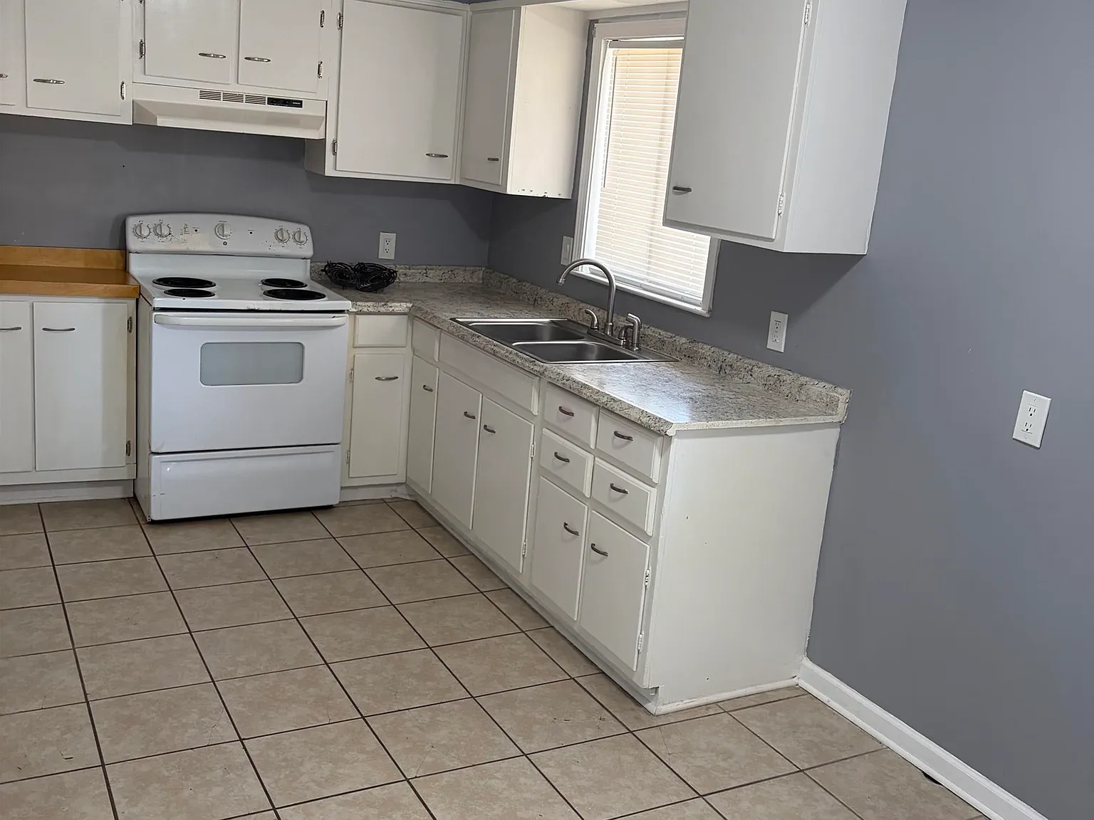 2 bed, 1.0 bath, 3684 sqft, $900 — Photo 4