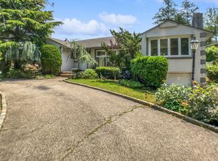 571 Richmond Rd, East Meadow, NY 11554