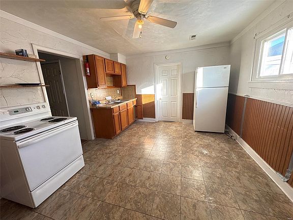 3rd image of 9071 Tudor Ave