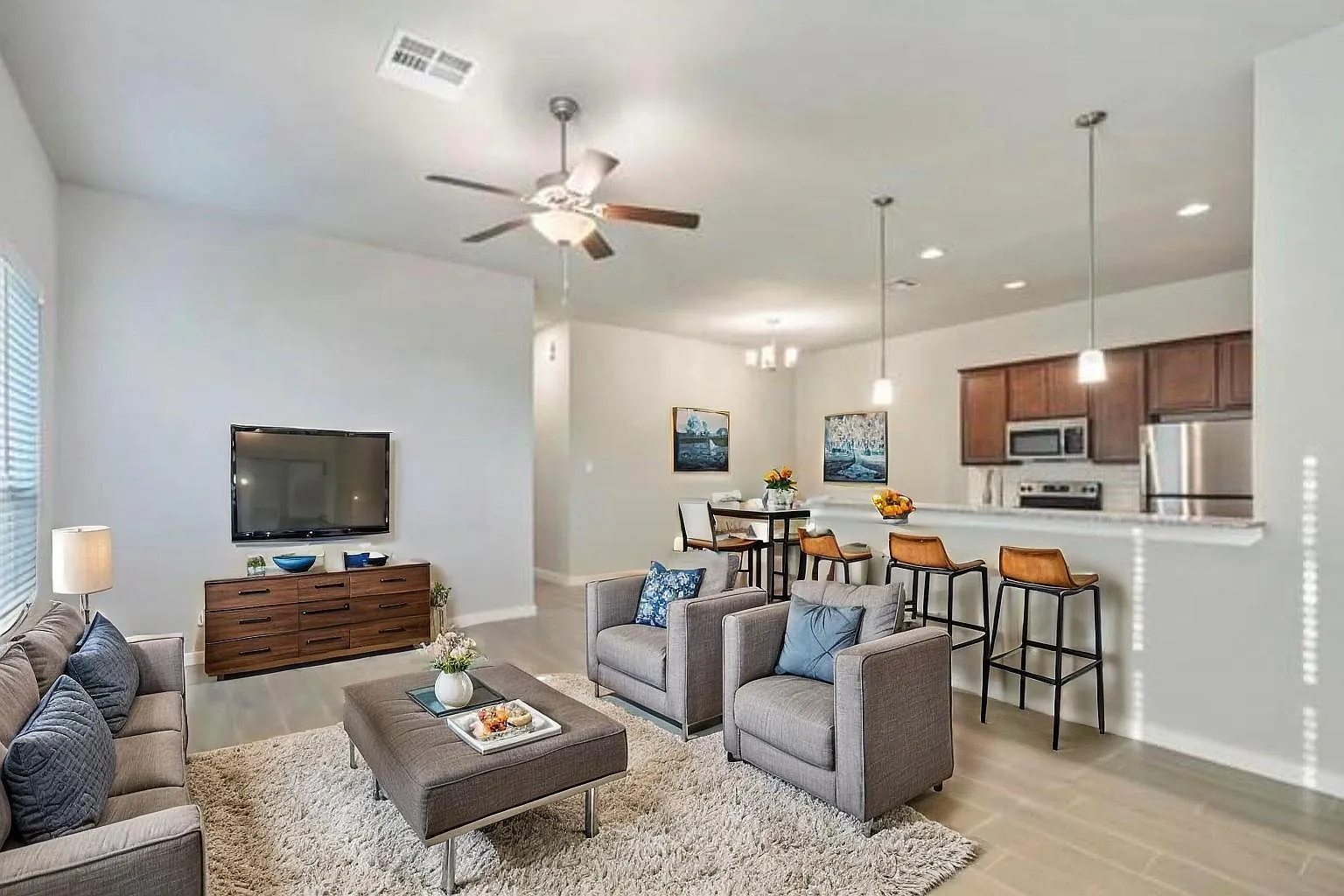 3 bed, 2.0 bath, 1287 sqft, $1,695 — Photo 2