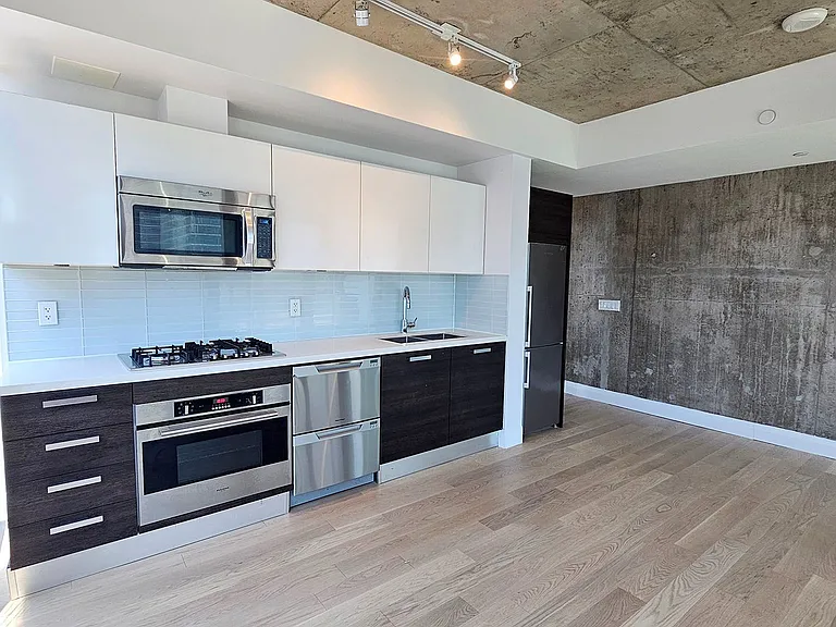 224 King St W #1207 — Photo 5