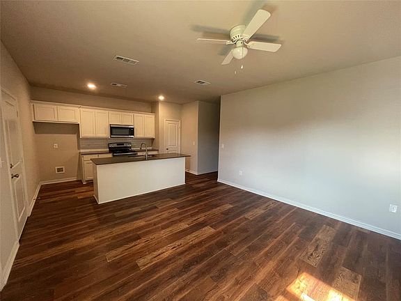 4th image of 2915 Peony Dr #2911