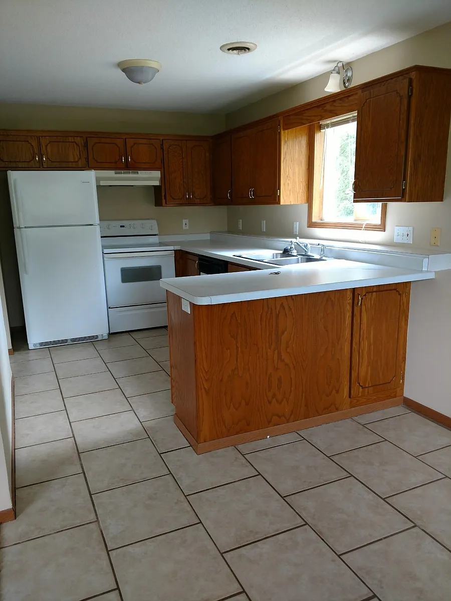 Kitchen - 609 Summit Dr #B