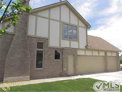 3.Side Entry 3-Car Garage.JPG