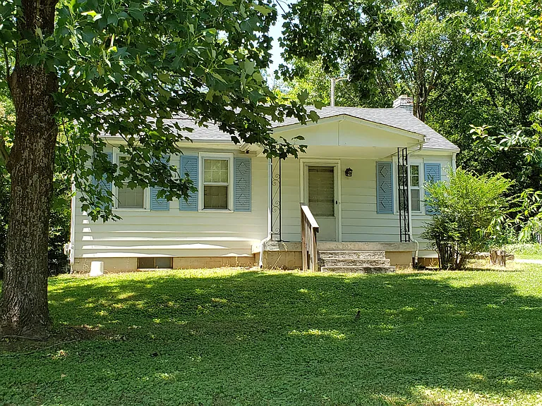 404 Valley View Dr — Photo 1