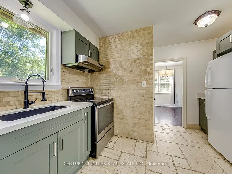 2048 Edinburgh Dr — Photo 15