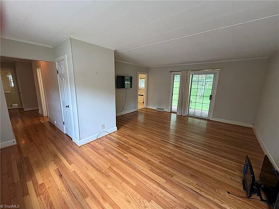 5th image of 219 E Church St
