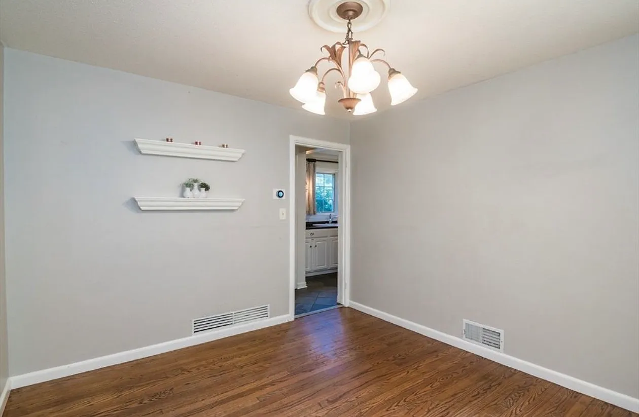 3 bed, 1.5 bath, 1424 sqft, $2,800 — Photo 1