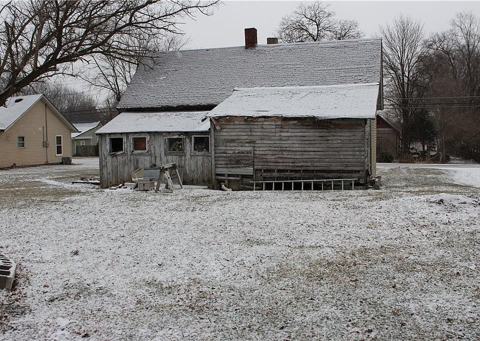 2nd image of 114 S Main St