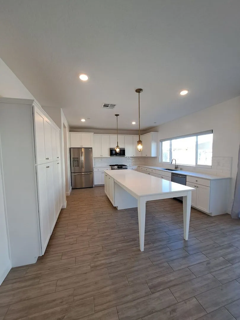 Spacious 2-story home: 4 bedrooms and 2.5 bathrooms in Madera, CA! — Photo 4