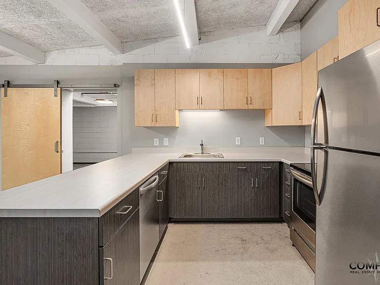 The Howard Apartments — Photo 38