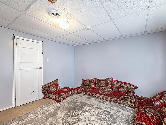2nd image of 946 W 17th St