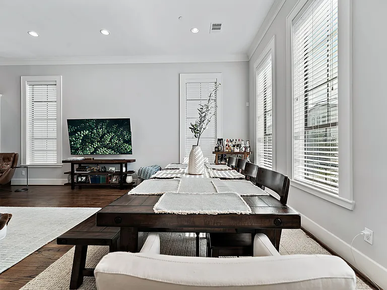1504 Knox St — Photo 17