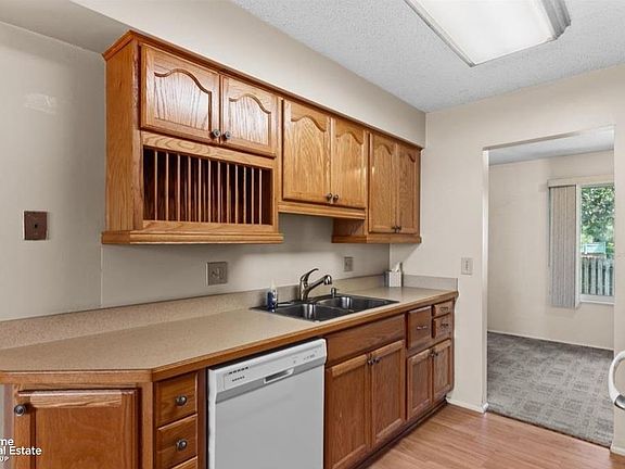 4th image of 620 Carpenter Rd