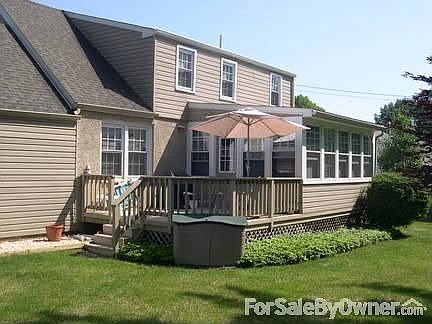 Rear Yard : Sun room and deck.