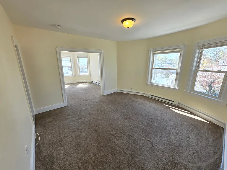  177 Oriole Ave 2ndFlr 2B/1B Carpet SSAppliances PetsOK DblParlor — Photo 3