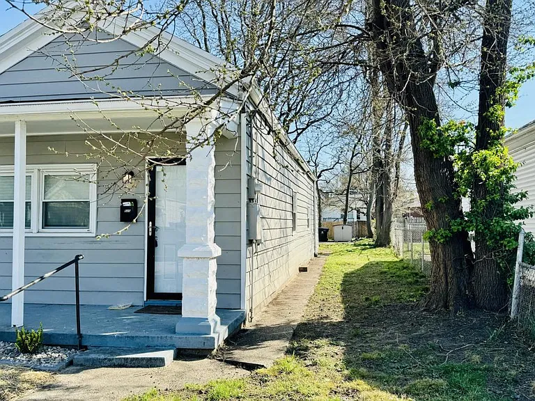 520 Wainwright Ave — Photo 3