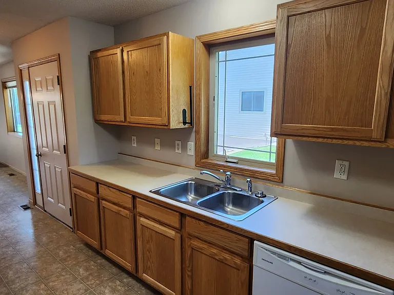 503 Amber Ln — Photo 4