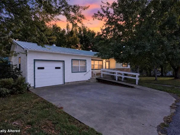 310 Polk St, Huntsville, AR 72740