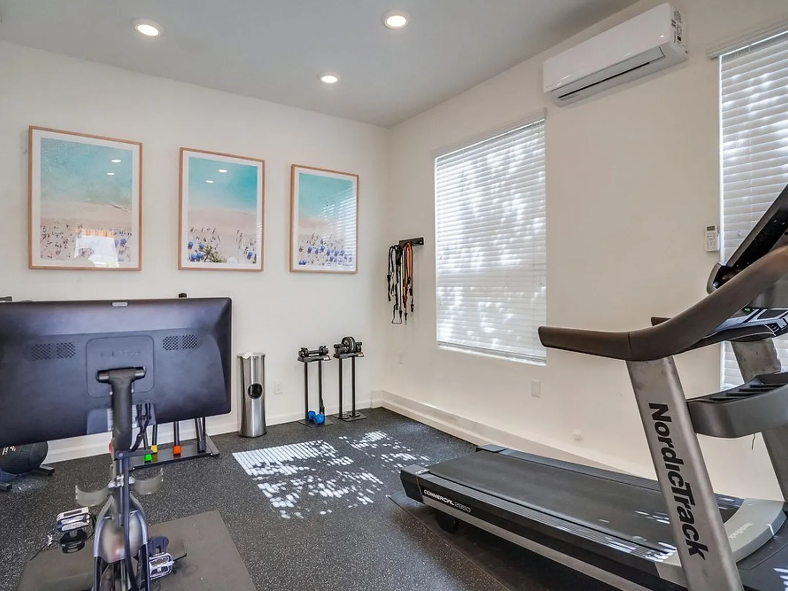 Convenient Inglewood Living Near SoFi & 105 Freeway! — Photo 2