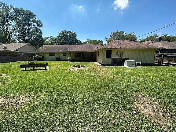 2nd image of 610 E Pecan Dr