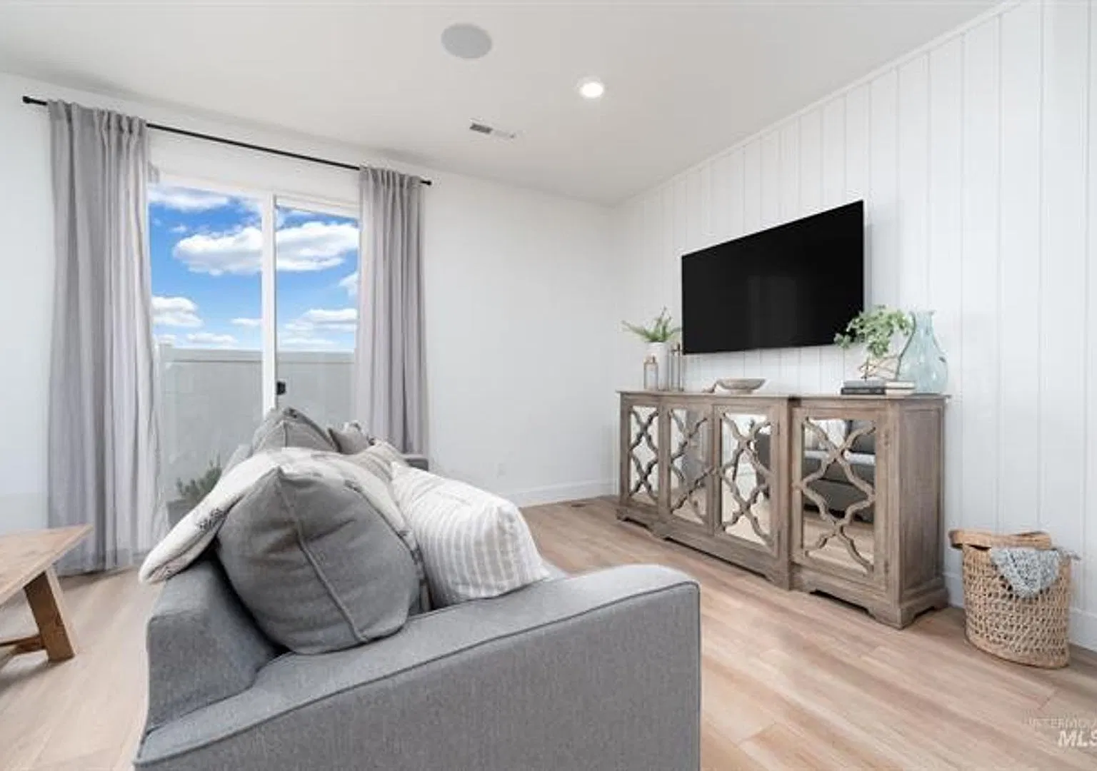 Gorgeous Townhouse with 2 Master Bedrooms!! Prefer a 6 Month Lease! — Photo 3