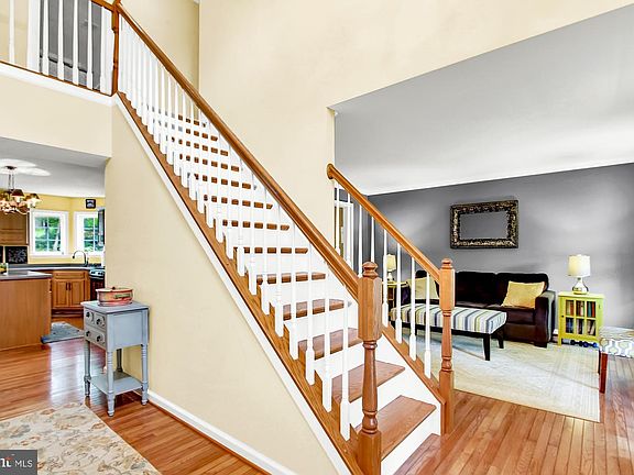 3rd image of 1515 Forest View Dr