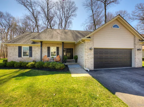 1398 Remsing St, Hartland, MI 48353