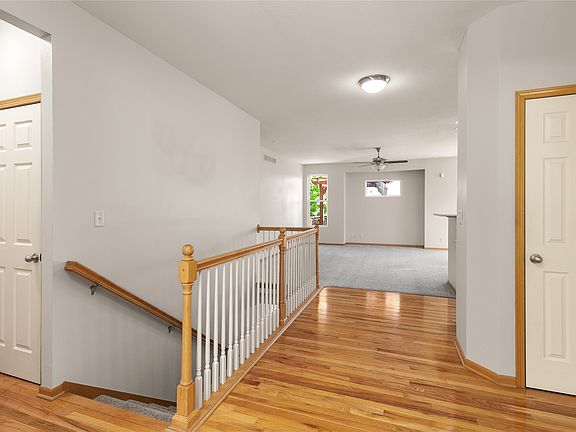 4th image of 717 SE Waterview Cir