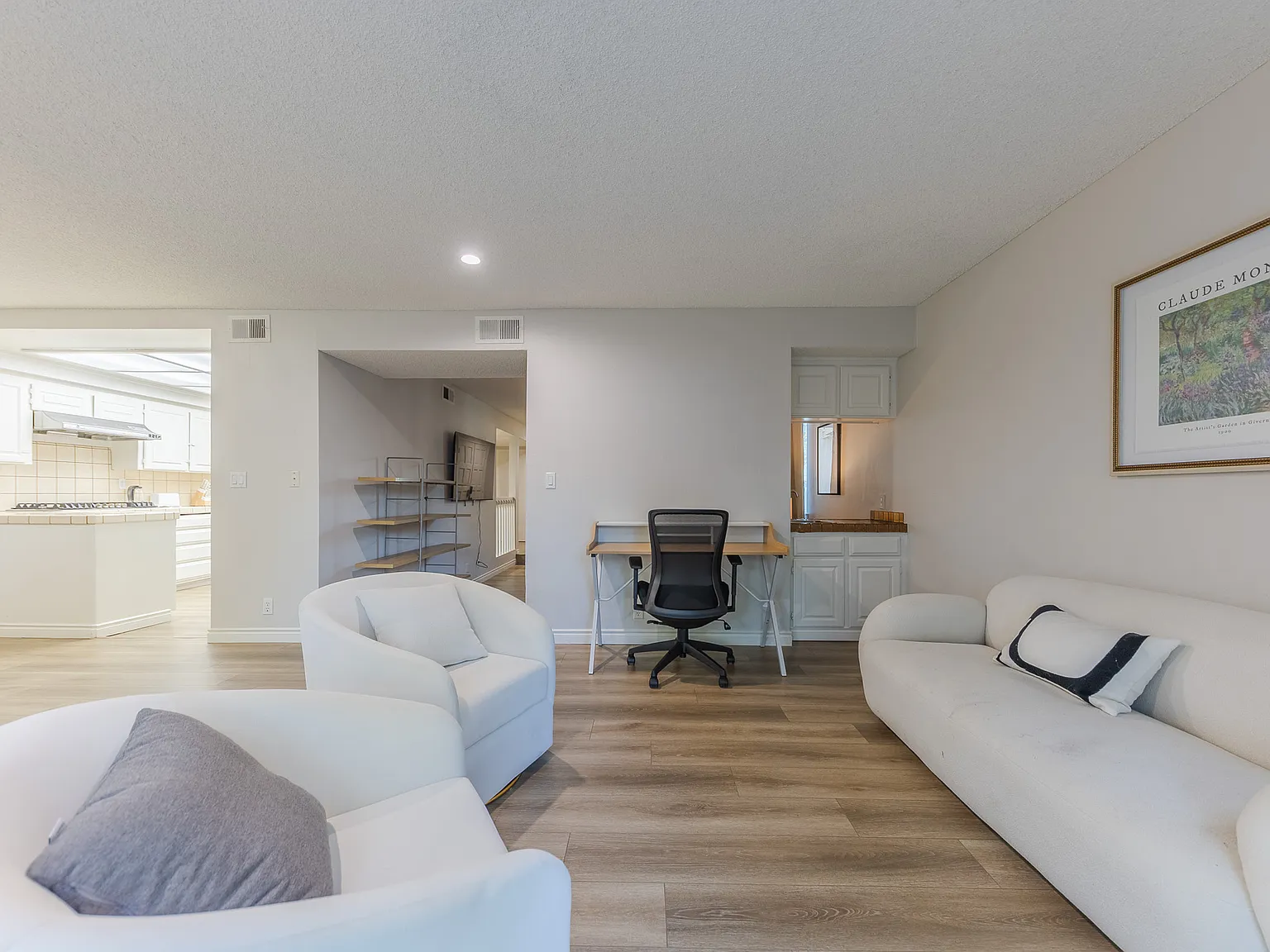 3 bed, 2094 sqft, $7,900 — Photo 2