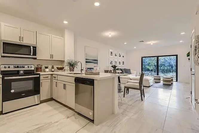 142 SE 5th Ct — Photo 3