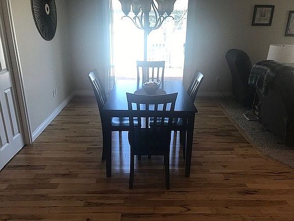 Dining room with doorwall