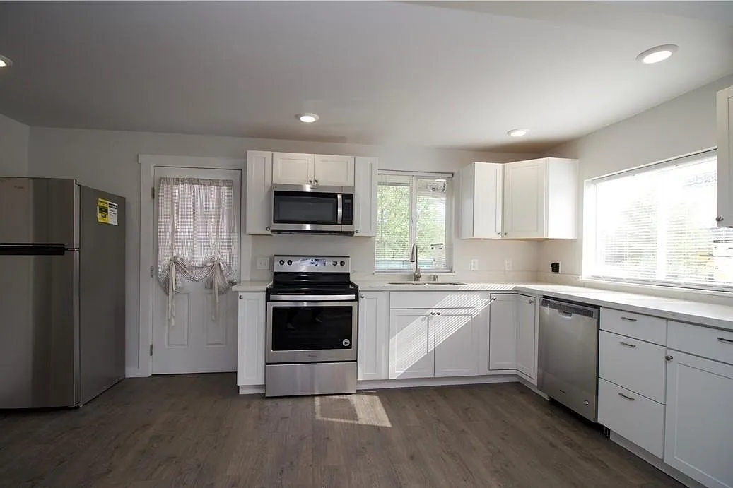 2 bed, 875 sqft, $1,895 — Photo 2
