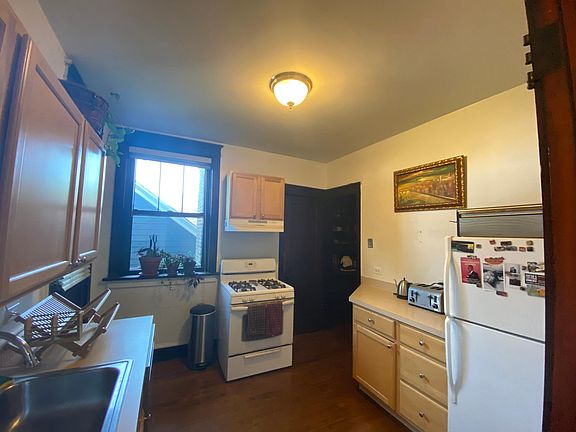4th image of 4422 N Greenview Ave APT 3E