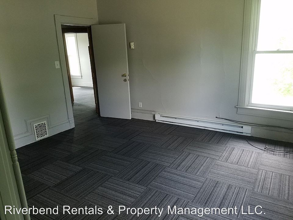 1st image of 1404 1/2 7th St E