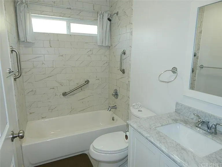 18152 Rayen St — Photo 6