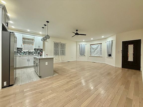 3rd image of 252 Armstrong Ave Floor 1
