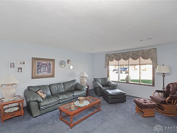 4th image of 769 Honeysuckle Dr
