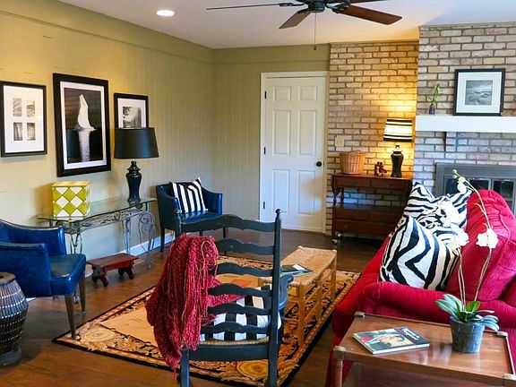 Hearth Room Kitchen w/Gas Fireplace!