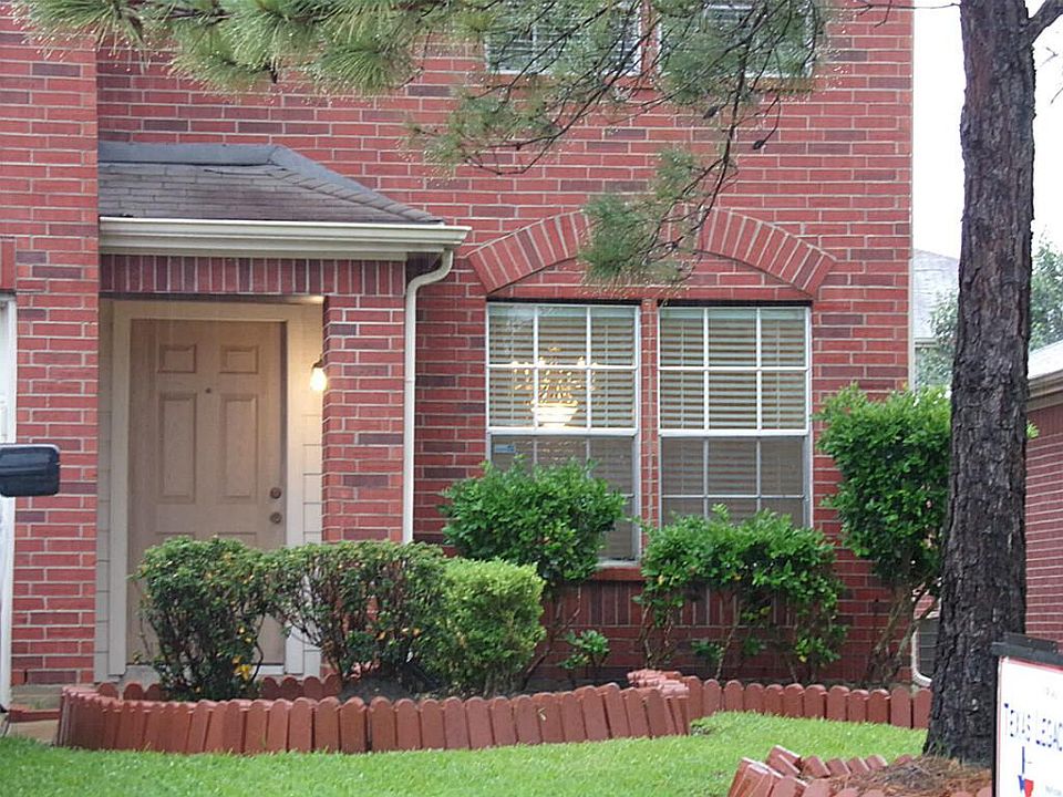 3175 Sf. 4 beds, study, game room, dining, family, lg kitchen area. A great buy!