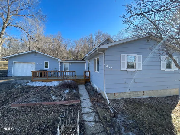 596 College St SE, Valley City, ND 58072