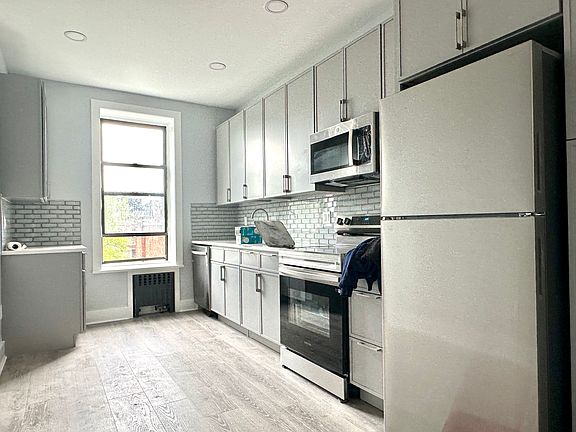 3rd image of 171 Halsey St APT 4