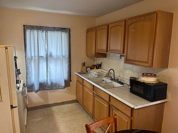 4th image of 3415 Gladstone Ave