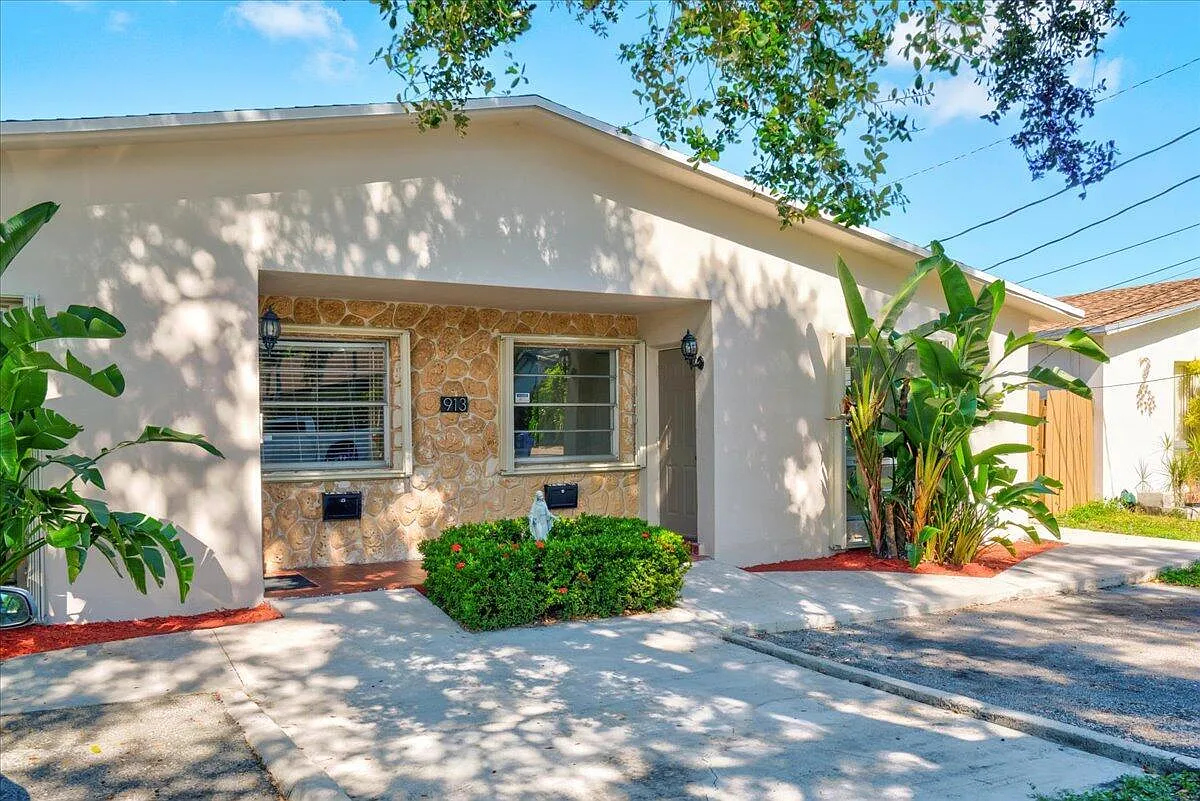 3 bed, 2.0 bath, 1444 sqft, $2,700 — Photo 1
