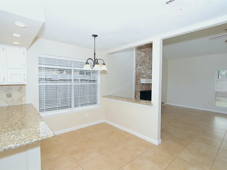 2731 Colony Dr — Photo 8