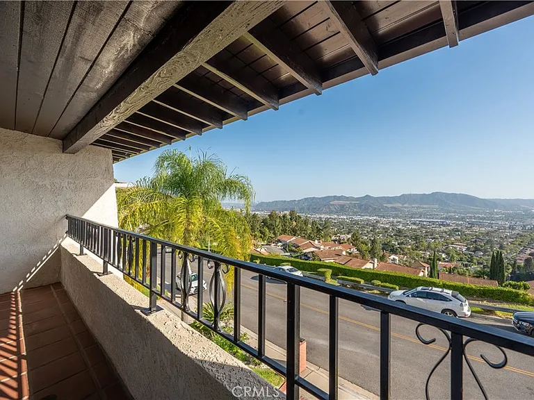 1350 E Tujunga Ave — Photo 40