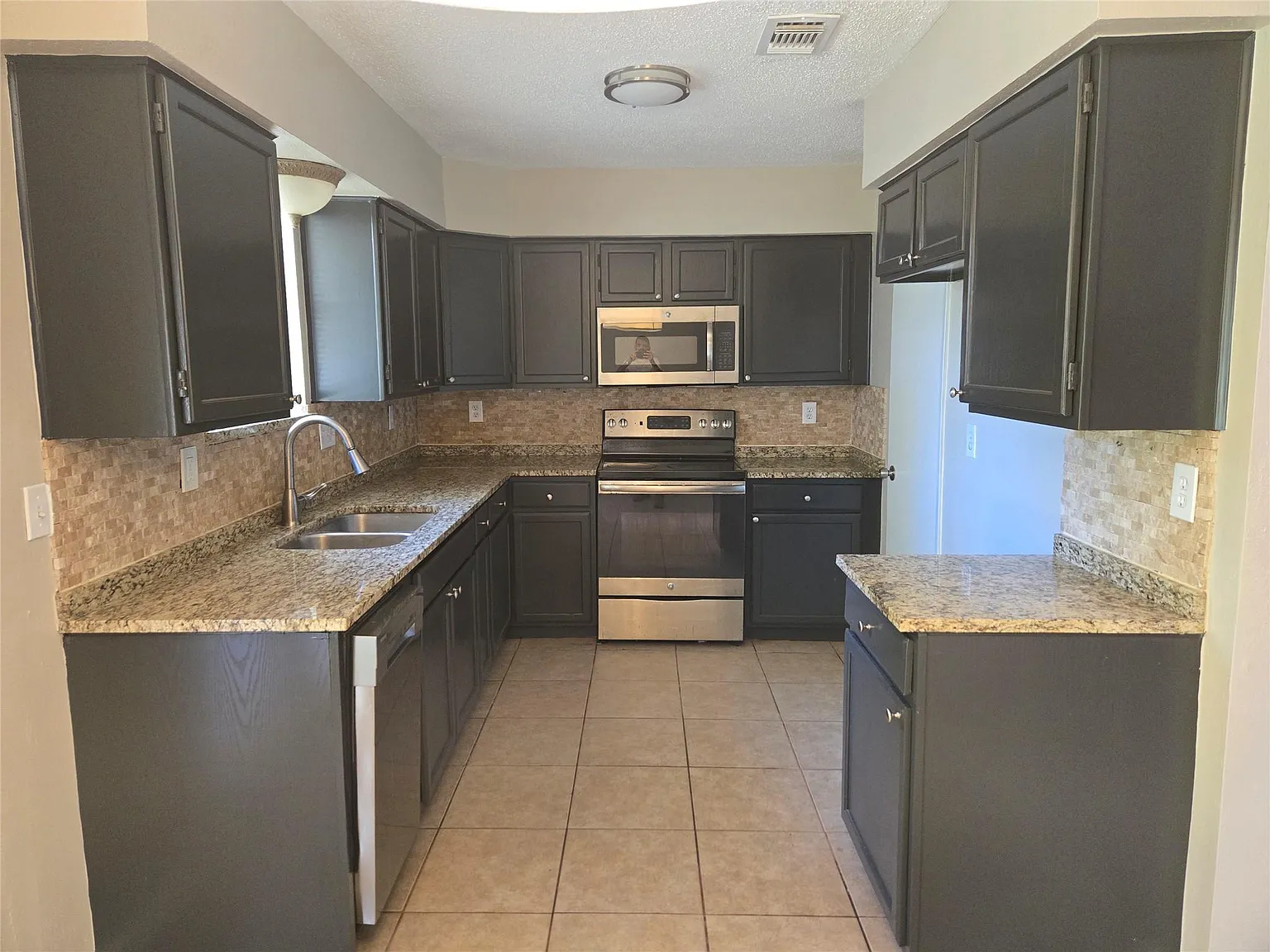 4 bed, 2.0 bath, $2,000 — Photo 4