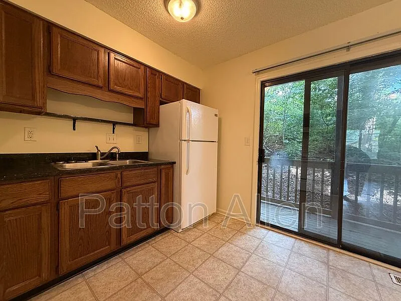 2 bed, 1.0 bath, 720 sqft, $1,350 — Photo 2